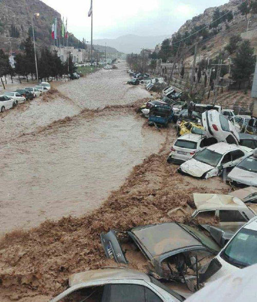 جاری شدن سیلاب وحشتناک در دروازه قرآن شیراز +عکس