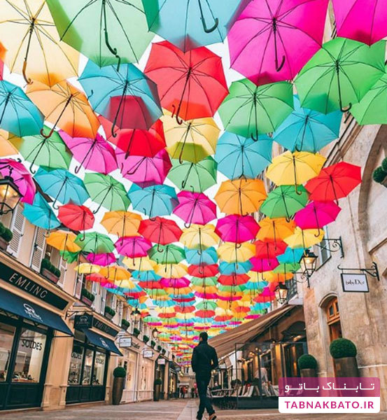خیابانی پوشیده با چترهای رنگارنگ