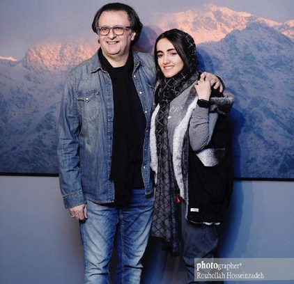 علی دهکردی و د‌خترش در یک نمایشگاه + عکس