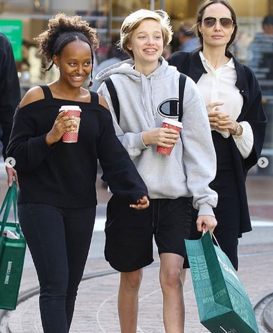آنجلینا جولی همراه دخترانش در خرید کریسمس+عکس