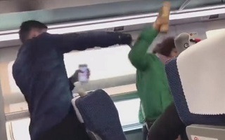 رفتار شرم آور دو مسافر قطار بر سر کشیدن پرده