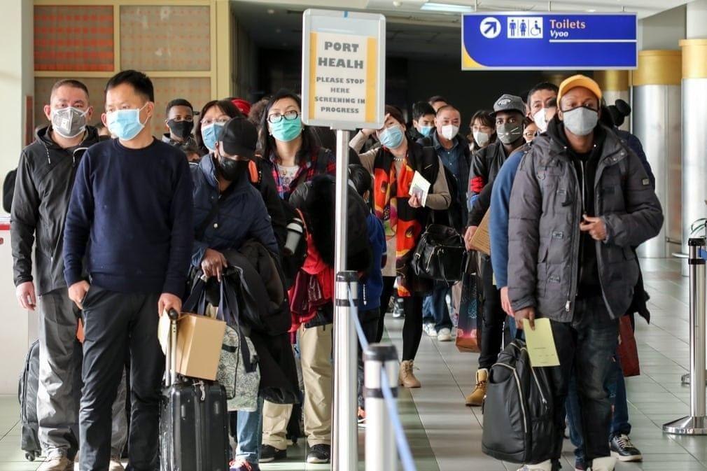 مسافران پرواز چین در فرودگاه در صف معاینه پزشکی +عکس