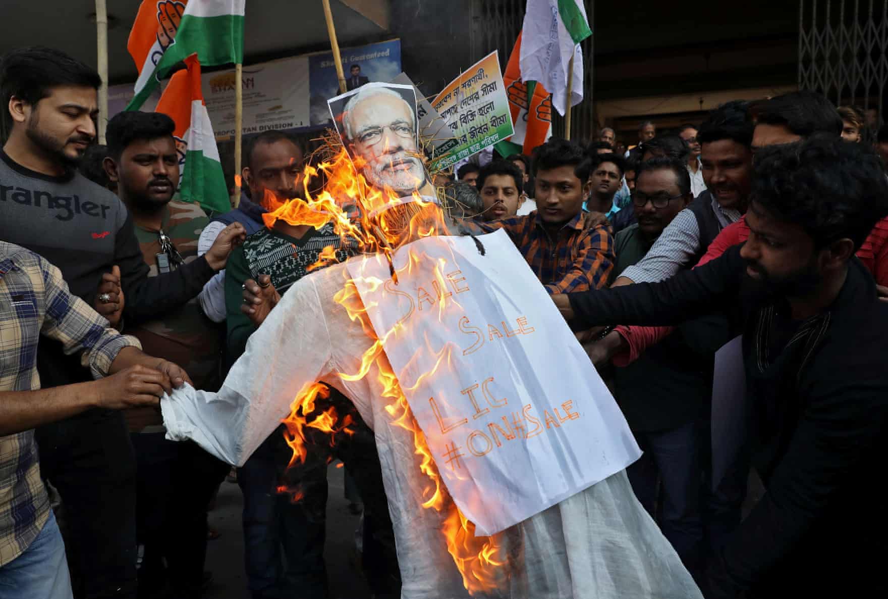 سوزاندن تصویر ناندرا مودی در هند + عکس