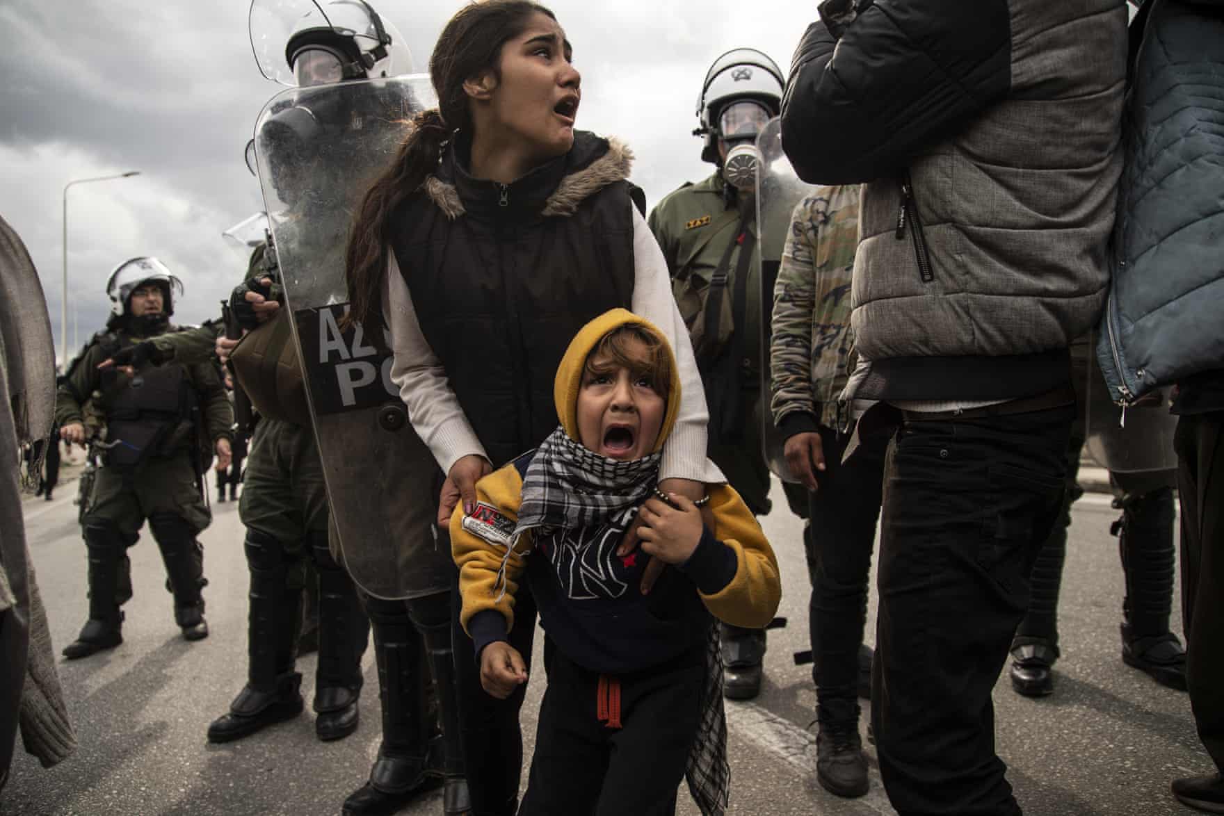 وحشت کودکان پناهجو از پلیس ضد شورش یونان + عکس