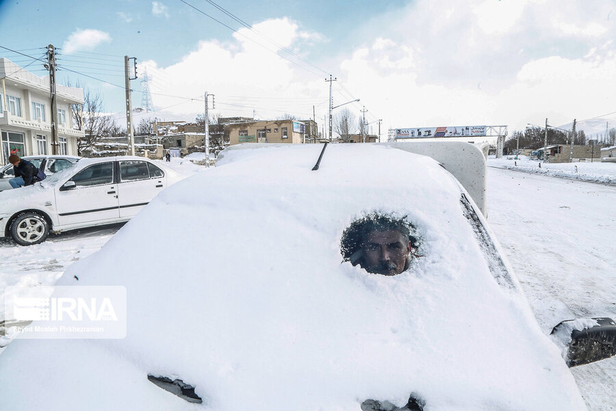 خلاقیت یک راننده خسته در برف +عکس