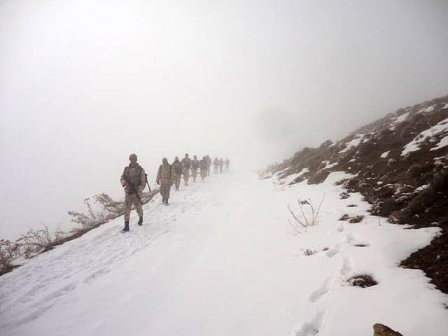 مجاهدت سربازان وطن در برف و بوران + عکس