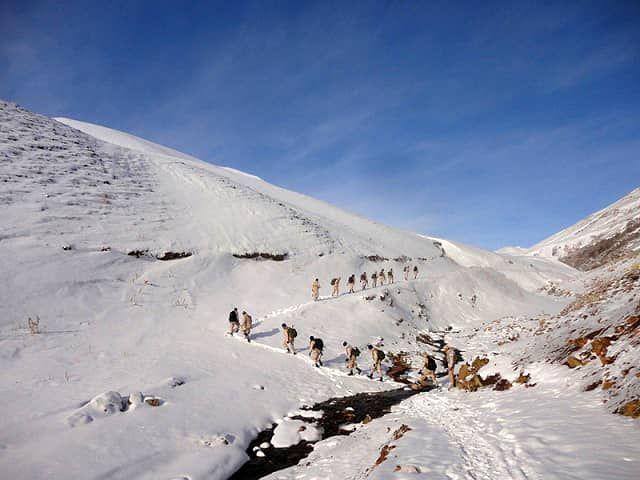 مجاهدت سربازان وطن در برف و بوران + عکس