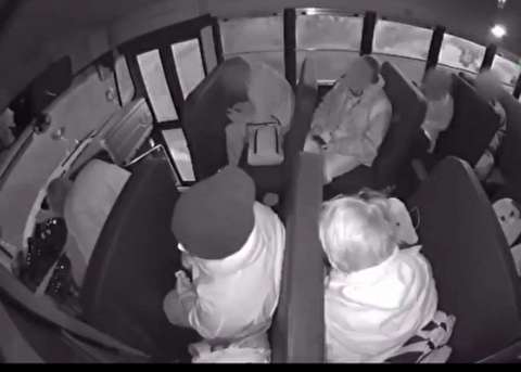 لحظه وحشتناک چپ کردن اتوبوس مدرسه در اوهایو
