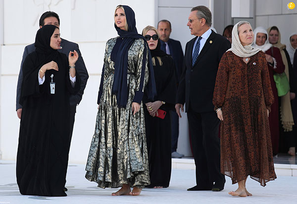 ایوانکا ترامپ با حجاب و پای برهنه در مسجد شیخ زاید