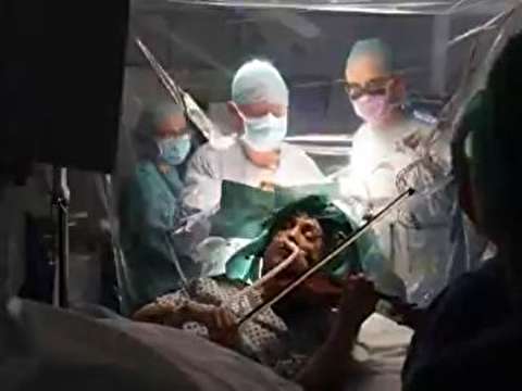 ویولن زدن یک بیمار حین عمل جراحی مغز