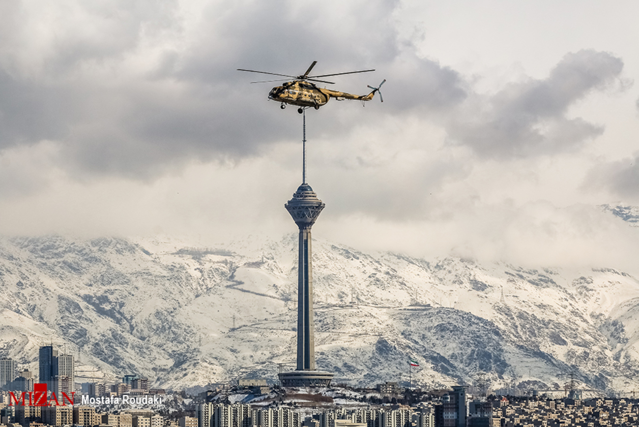هلیکوپتر بر بالای برج میلاد + عکس