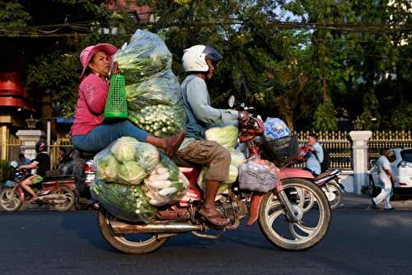 حمل و نقل عجیب با موتور در کامبوج+عکس