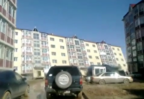 سقوط هولناک یک مجتمع مسکونی در قزاقستان