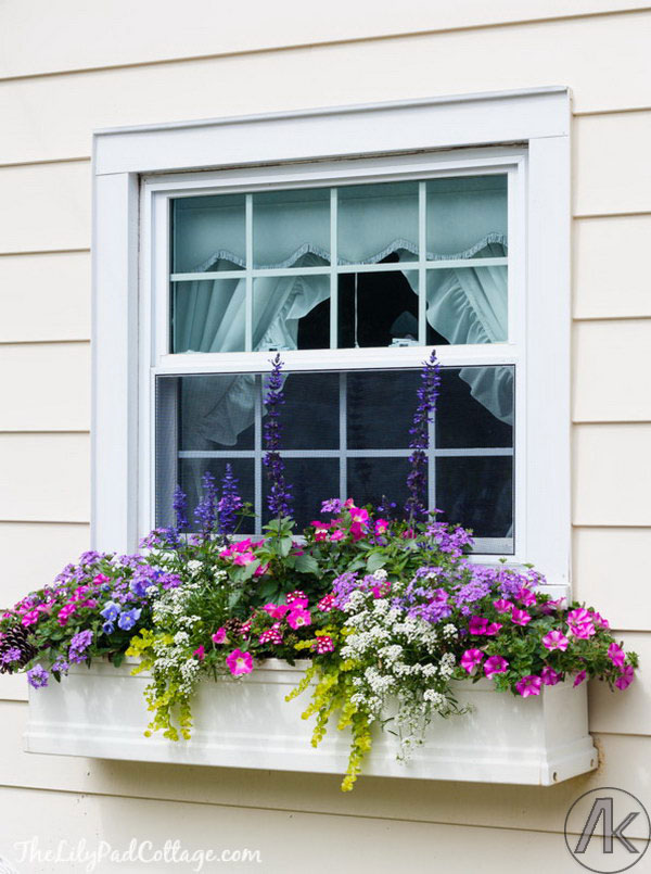 ۲۵ ایده خلاقانه برای ساخت و تزیین گلدان زیر پنجره
