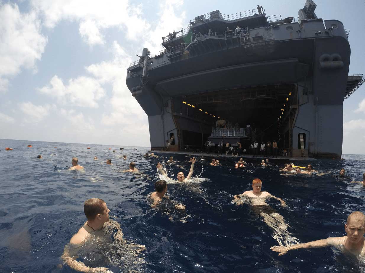 ماجرا شنای سربازان آمریکا در خلیج فارس چیست؟! + عکس