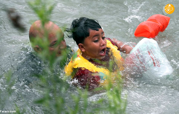 لحظه نجات کودک مهاجر از رودخانه مرگ+عکس