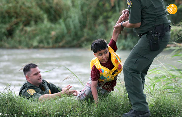لحظه نجات کودک مهاجر از رودخانه مرگ+عکس