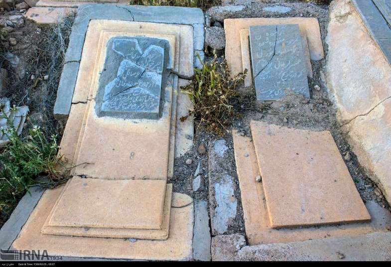 تصاویر عجیب از یک قبرستان قدیمی در سمنان