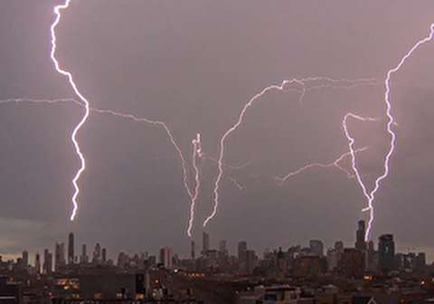 روشن شدن آسمان شیکاگو با رعد و برق‌های متوالی