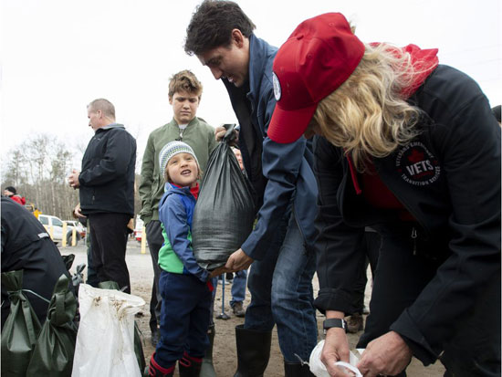 نخست‌وزیر کانادا به کمک سیل‌زدگان آمد+عکس