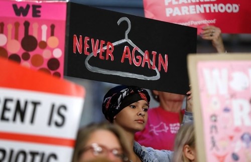 از تظاهرات زنان آمریکایی برای حق سقط جنین تا حراج پورشه 20 میلیون دلاری
