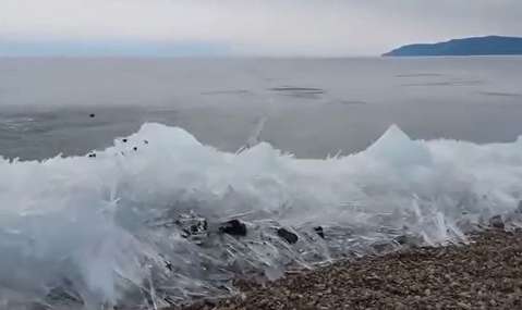 موج یخ در دریاچه بایکال