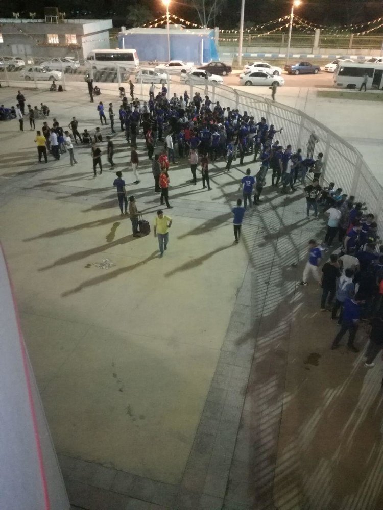 تصویری از تماشاگران داماش بیرون از ورزشگاه اهواز