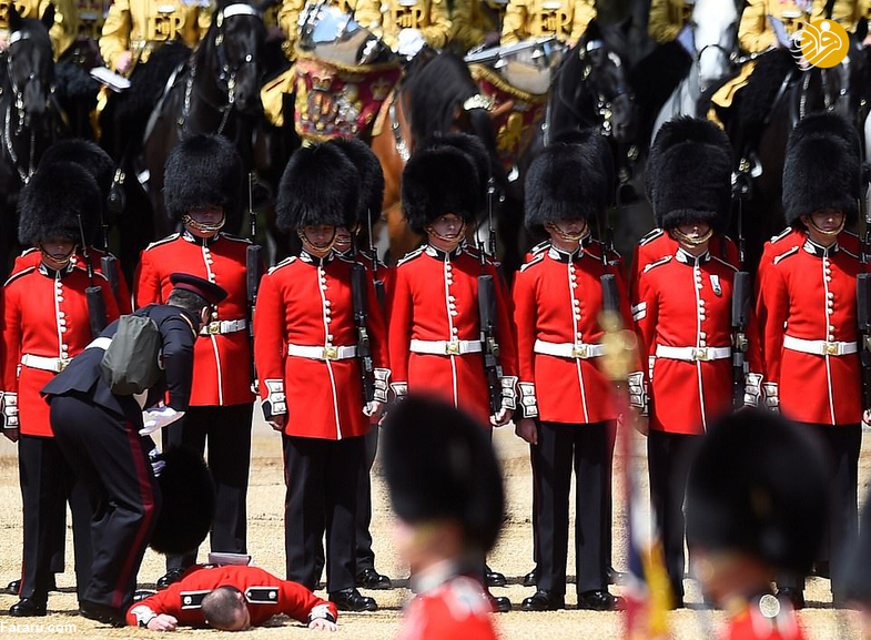 غش کردن دو سرباز گارد ملکه انگلیس +عکس