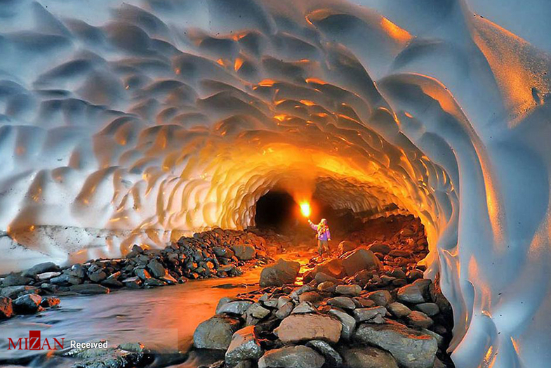 غار یخی در کوه آتشفشان +عکس