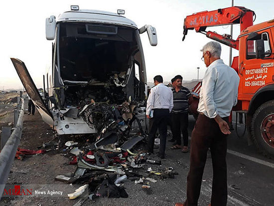 تصادف مرگ‌بار اتوبوس و تریلی در اتوبان کاشان+عکس