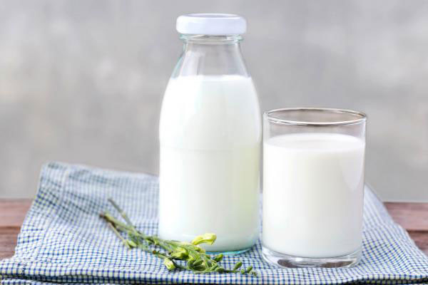 اگر قبل از خواب دو لیوان شیر بنوشید، چه اتفاقی در بدن‌تان می‌افتد؟