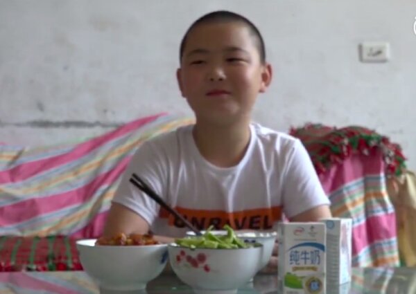 داستان پسری که برای نجات جان پدرش، غذا می‌خورد +عکس