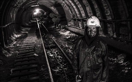 نخستین زن ایرانی که در معدن کار می‌کند +عکس