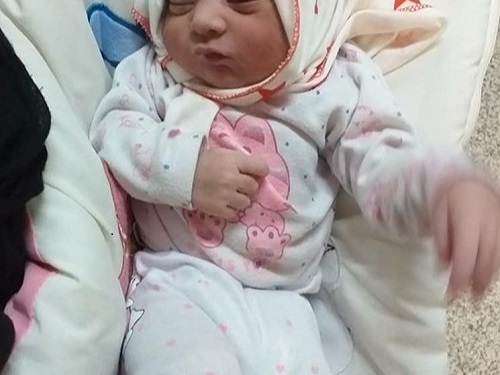 تولد نوزاد مسجدسلیمانی ساعاتی پس از زلزله+عکس
