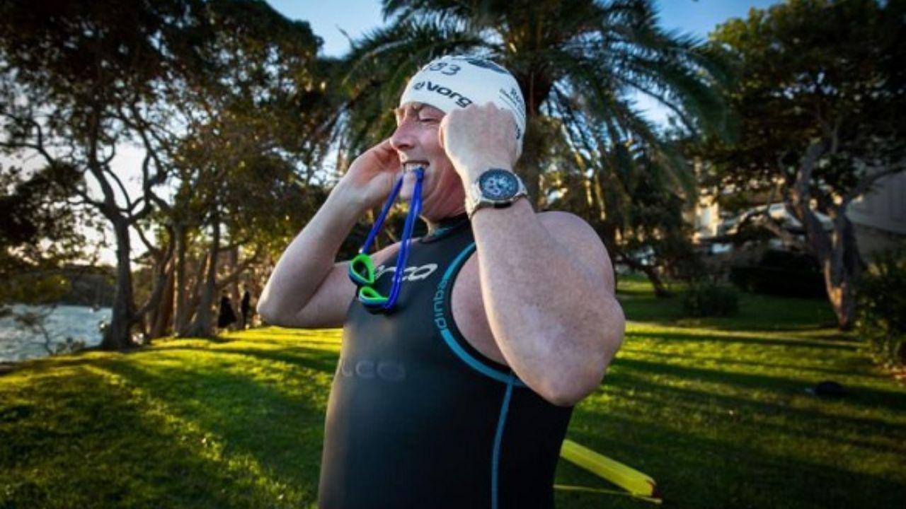 سر کار رفتن مرد استرالیایی با شنا+ عکس