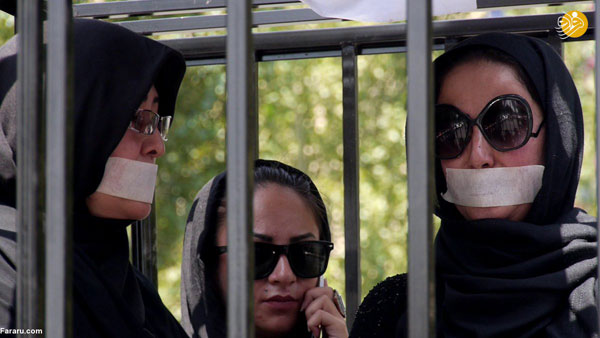 چند زن افغان خود را در قفس زندانی کردند+عکس