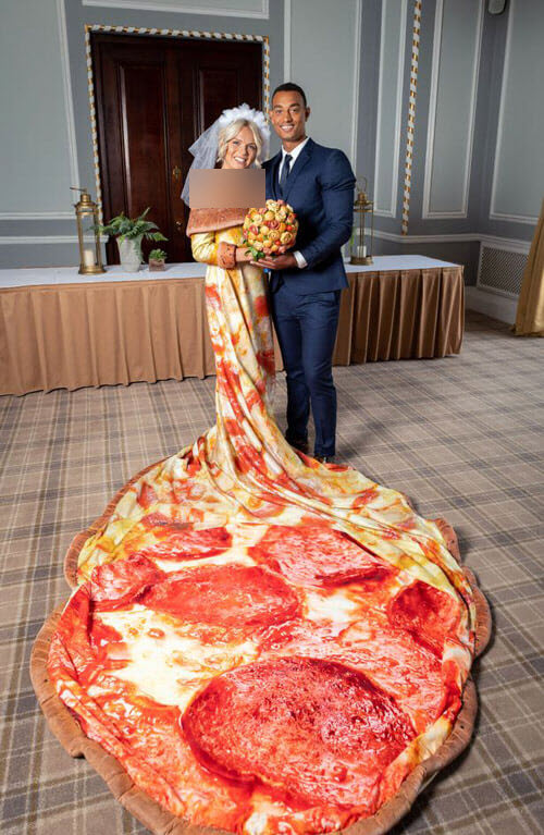 لباسی از پیتزا بر تن عروس خانم+عکس