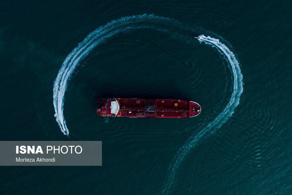 مانور‌ قایق‌های تندرو سپاه در اطراف نفتکش انگلیسی + عکس