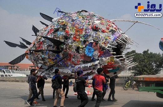 ساخت مجسمه ماهی با زباله های پلاستیکی+عکس