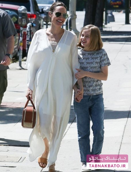لباس‌های پیاده روی آنجلینا جولی در یک روز آفتابی