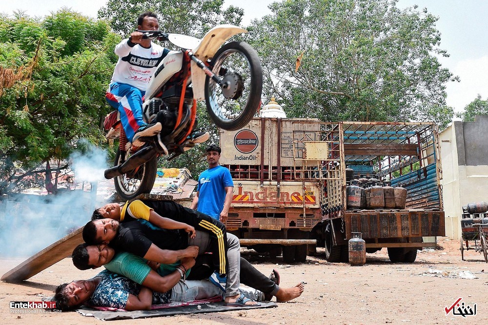 پرش خطرناک و عجیب یک مرد هندی با موتور+عکس