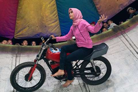 موتورسواری دختر جوان روی دیوار مرگ