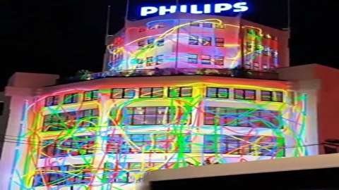 نورپردازی زیبای ساختمان معروف فیلیپس