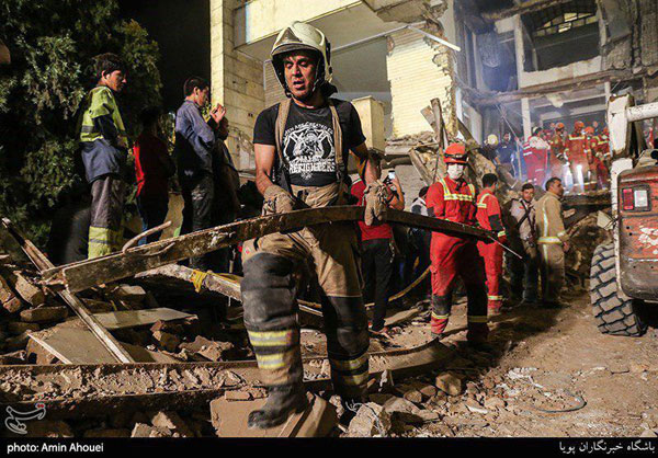 ریزش ساختمان سه طبقه در خیابان ظفر+عکس