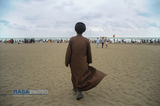تبلیغ طلاب جوان در ساحل دریا+عکس