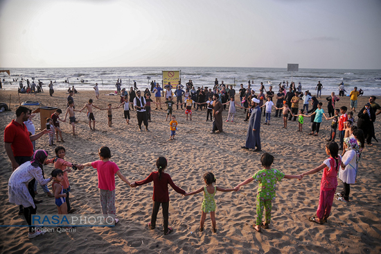 تبلیغ طلاب جوان در ساحل دریا+عکس