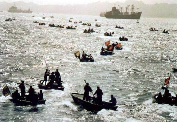 اسکورت نفتکش در تنگه هرمز توسط صدها قایق جنگی آمریکا + عکس