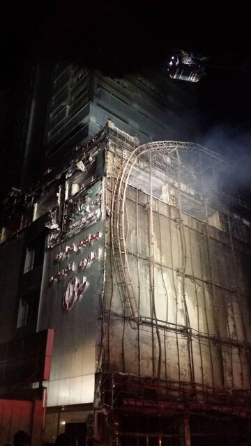 تصاویری از آتش‌سوزی گسترده در یک مجتمع تجاریِ تهران