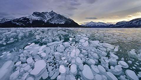 دریاچه ای با میلیون ها حباب یخ زده!