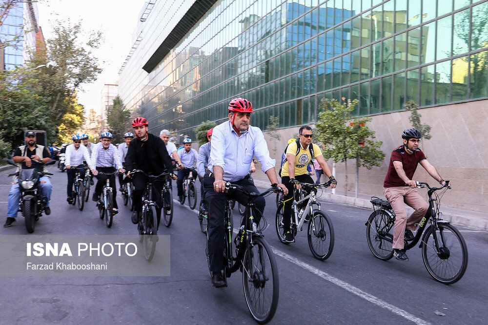 دوچرخه سواری حناچی در روز جنجالی شهرداری تهران + عکس
